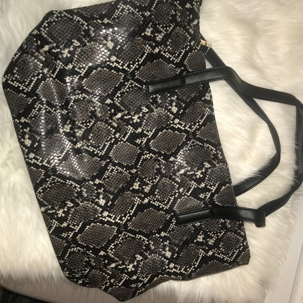 BLACK PYTHON PRINT FAUX LEATHER TOTE BAG - Picture 3 of 5